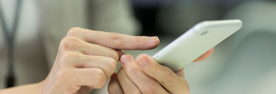 femme utilise son smartphone